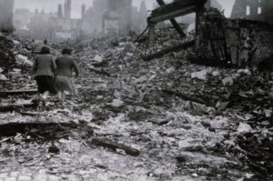 Des civils traversent les ruines du centre-ville de Lisieux après les bombardements de juin 1944. Photo : DR