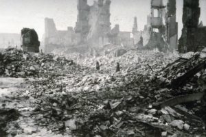 Des normandes dans les ruines du centre-ville de Lisieux après le bombardement de juin 1944. Photo : DR