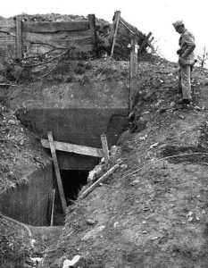 Des officiers américains inspectent la batterie de la Pointe du Hoc tombée aux mains des Rangers après de violents combats du 6 au 9 juin 1944. Photo : US National Archives