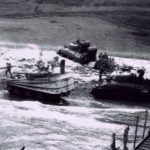 Débarquement de trois chars Sherman appartenant au 741st Tank Battalion, dont un M4 Duplex Drive de la B Company, sur le secteur Easy Red d'Omaha Beach dans la matinée du 6 juin 1944. Photo : US National Archives