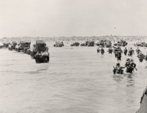 Débarquement des chars Sherman DD sur Utah. Photo : US National Archives