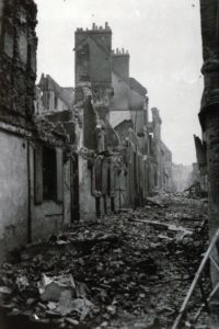 Décombres dans le centre-ville de Lisieux après les bombardements de 1944. Photo : DR