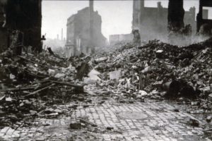 Décombres de la rue Pont-Mortain à Lisieux après les bombardements de juin 1944. Photo : DR