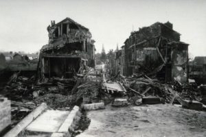 Décombres de la rue de la sous-préfecture à Lisieux en 1944. Photo : DR