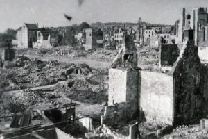 Décombres de l'avenue Victor Hugo à Lisieux après les bombardements de juin 1944. Photo : DR