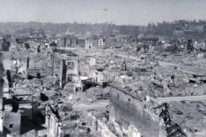 Les décombres de la place Gambetta (aujourd'hui place de la République) à Lisieux après les bombardements de juin 1944. Photo : DR