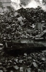 Décombres encore fumants du centre-ville de Lisieux en 1944. Photo : DR