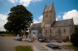 L'église d'Angoville-au-Plain a été utilisée par deux infirmiers américains de la 101st Airborne, Robert Wright et Ken Moore. Ils y ont soigné près de 80 soldats américains et allemands ainsi qu'un jeune enfant normand. Photo (2010) : Archangel12