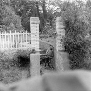 Un enfant observe les troupes américaines à l'entrée de sa maison située à Grandcamp-les-Bains après la libération. Photo : US National Archives