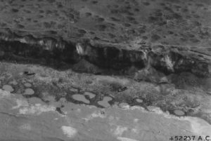 Falaise à l'est de la Pointe du Hoc où le bunker DCA ayant servi de poste de commandement au colonel Rudder ainsi que les chalands LCA des Rangers sont encore visibles. Photo : US National Archives