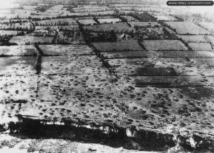 Vue aérienne des falaises à l'est de la Pointe du Hoc, tout particulièrement bombardées. Photo : US National Archives