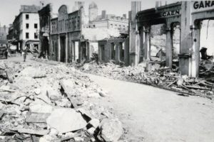 Garages détruits (dont celui des frères Bramtot) boulevard Sainte-Anne à Lisieux en 1944 après les bombardements alliés. Photo : DR