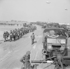 7 juin 1944 : débarquement de renfort des Beach Group avec des personnels de la 50th Infantry Division. Photo : IWM B 5133