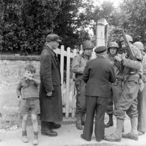 Juin 1944 : des officiers américains discutent avec des habitants de Grandcamp-les-Bains après la libération. Photo : US National Archives