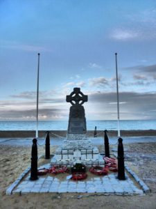 Monument dédié à tous les marins de toutes les marines de guerre et de commerce alliées qui ont péri en Normandie pendant la Seconde Guerre mondiale. Inauguré à Hermanville-sur-Mer, Sword Beach, en 2001. Photo : Waymarking
