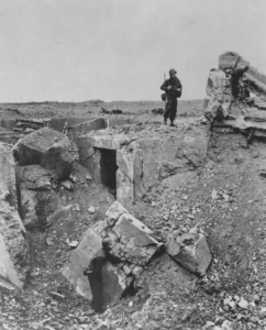 Inspection des destructions de la Pointe du Hoc le 12 juillet 1944. Photo : US National Archives