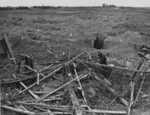 Inspection des destructions d'un encuvement de la Pointe du Hoc le 12 juillet 1944. Photo : US National Archives