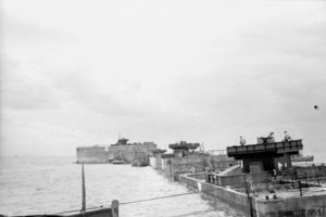 Installation des caissons Phoenix utilisés comme brise-lames au Mulberry B à Arromanches. Photo : IWM A 24165