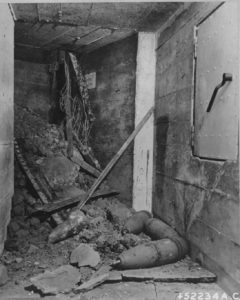 Intérieur d'un bunker de la Pointe du Hoc endommagé par les bombardements comprenant des obus de 155 mm sans fusées. Photo : US National Archives
