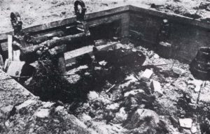 12 juin 1944 : sommet du poste de tir de la Pointe du Hoc. Photo : US National Archives