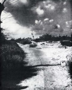 Juin 1945 : photo de la route reliant la Pointe du Hoc à la départementale Grandcamp-Vierville. Photo : US National Archives