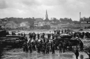 Débarquement des soldats et blindés canadiens appartenant à la 3rd (CA) Infantry Division à Bernières-sur-Mer, Juno Beach, le 6 juin 1944. Photo : Archives Canada