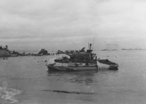 Sur Juno Beach après le 6 juin 1944, un char M4 Sherman Duplex Drive (amphibie) a été abandonné. Il appartenanit au 1st Hussars (6th Canadian Armoured Regiment). Sa jupe gonflable est encore visible et les trappes de l'équipage sont ouvertes. Photo : US National Archives