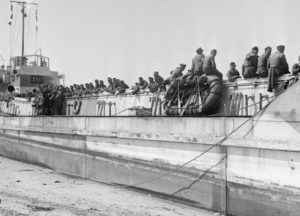 7 juin 1944 : des prisonniers allemands attendent le départ vers l'Angleterre à bord du LCT 7074 sur le secteur Jig Green de Gold Beach. Photo : IWM