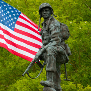 La statue Iron Mike à la Fière, face aux zones de largage de parachutistes américains aux premières heures du 6 juin 1944. Photo (2010) : Archangel12