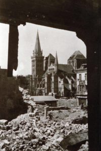 La cathédrale Saint-Pierre à Lisieux après les bombardements de juin 1944. Photo : DR