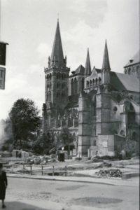 La cathédrale Saint-Pierre vue depuis la rue Henry Chéron à Lisieux après les bombardements de juin 1944. Photo : DR