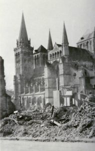 La cathédrale Saint-Pierre vue depuis la rue Henry Chéron à Lisieux après les bombardements de juin 1944. Photo : DR