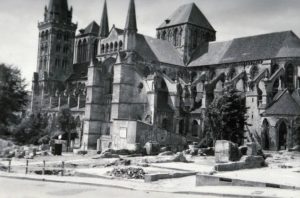 La cathédrale Saint-Pierre vue depuis la rue Henry Chéron à Lisieux après les bombardements de juin 1944. Photo : DR