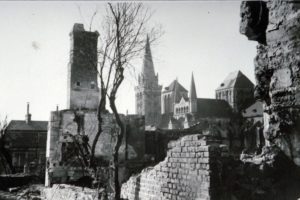 La cathédrale de Lisieux vue depuis les décombres de la rue de la Paix en 1944 (devenue rue Aristide Briand). Photo : DR