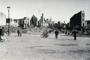 Vestiges de la place Thiers (devenue place Mitterrand) à Lisieux après les bombardements de juin 1944. La basilique Sainte-Thérèse est visible en arrière-plan. Photo : DR