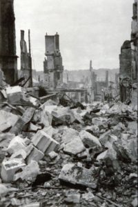 La rue Saint-Jacques à Lisieux après les bombardements en 1944. Photo : DR