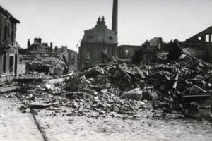 Les décombres de la rue d'Alençon et l'usine Fresnel à Lisieux après les bombardements de juin 1944. Photo : DR