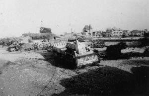 Landing Craft, Mechanised (LCM) Mark 1 no 1241 appartenant à la 650th Flotilla échoué devant le Wn 31 à Courseulles. Photo : Archives Canada