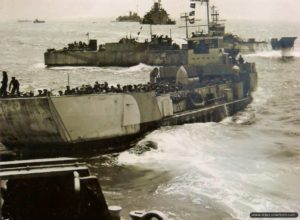 Des Landing Craft Tank appartenant au Royal Marine Armoured Support Group devant Juno Beach. Photo : Archives Canada