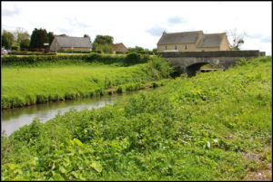 Le hameau et le pont de la Fière sur le Merderet, à quelques kilomètres de Sainte-Mère-Eglise (2015). Photo : Anabase4