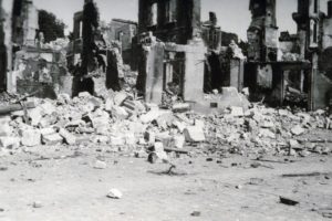 Le centre-ville en ruines de Lisieux après les bombardements de juin 1944. Photo : DR