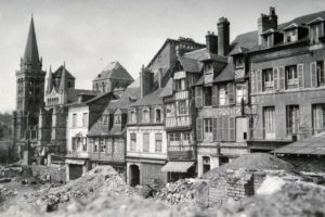Le haut de la rue Henry Chéron à Lisieux a échappé à la destruction totale malgré quelques dégats causés par les bombardements de juin 1944. Photo : DR