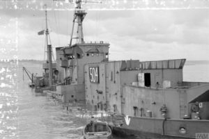 Le navire SS Alynbank est volontairement coulé devant Arromanches pour servir de brise-lames pour le port artificiel Mulberry B. Photo IWM A 24167