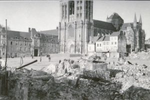 Le palais de justice et la cathédrale Saint-Pierre, place Thiers à Lisieux après les bombardements de juin 1944. Photo : DR