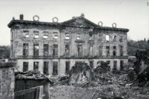 Le pensionnat des Bénédictines en ruine à Lisieux après les bombardements de 1944. Photo : DR