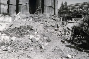 Le perron de l'église Saint-Jacques en ruines à Lisieux après les bombardements de juin 1944. Photo : DR