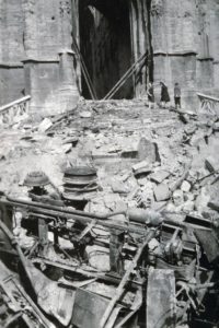 Le perron de l'église Saint-Jacques en ruines à Lisieux après les bombardements de juin 1944. Photo : DR