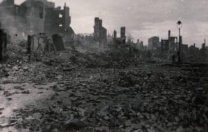 Les décombres de la place Victor Hugo à Lisieux après les bombardements alliés de juin 1944. Photo : DR