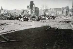 Les décombres de la place Gambetta (aujourd'hui place de la République) à Lisieux après les bombardements de juin 1944. Photo : DR