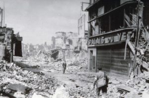 Les décombres de la rue Henry Chéron à Lisieux après les bombardements de juin 1944. Photo : DR
